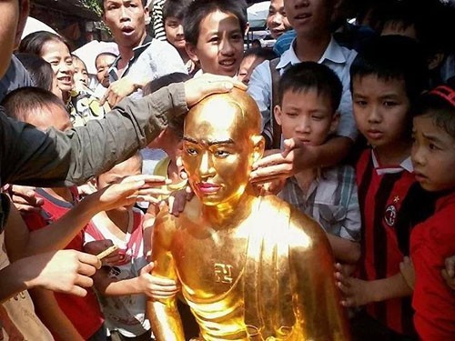 Pho tượng được cho là giống thầy Thích Minh Phượng- trụ trì chùa Chân Long - đã bị đem ra khỏi chùa trong sự bức xúc, thiếu kiềm chế của người dân - Ảnh: FB